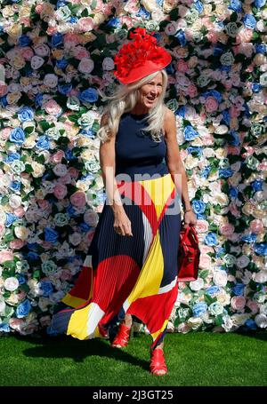 Aintree Racecourse. 8. April 2022. Aintree, Merseyside, England: Grand National Festival, Tag 2: Am zweiten Tag des Grand National Meetings am 8.. April 2022 trifft ein Rennfahrer auf der Aintree Racecourse in Liverpool, England, ein. Der zweite Tag des dreitägigen Grand National Meetings wird traditionell als Ladies Day bezeichnet. Kredit: Aktion Plus Sport/Alamy Live Nachrichten Stockfoto