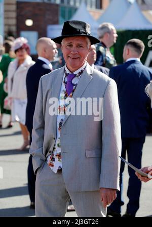 Aintree Racecourse. 8. April 2022. Aintree, Merseyside, England: Grand National Festival, Tag 2: Am zweiten Tag des Grand National Meetings auf der Aintree Racecourse in Liverpool, England, am 8.. April 2022 posiert ein Rennfahrer für Fotografen. Der zweite Tag des dreitägigen Grand National Meetings wird traditionell als Ladies Day bezeichnet. Kredit: Aktion Plus Sport/Alamy Live Nachrichten Stockfoto