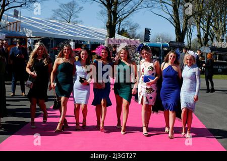 Aintree Racecourse. 8. April 2022. Aintree, Merseyside, England: Grand National Festival, Tag 2: Am zweiten Tag des Grand National Meetings auf der Aintree Racecourse in Liverpool, England, am 8.. April 2022 posieren Damen für Fotografen. Der zweite Tag des dreitägigen Grand National Meetings wird traditionell als Ladies Day bezeichnet. Kredit: Aktion Plus Sport/Alamy Live Nachrichten Stockfoto