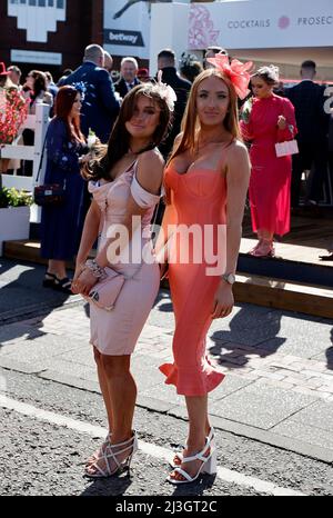 Aintree Racecourse. 8. April 2022. Aintree, Merseyside, England: Grand National Festival, Tag 2: Am zweiten Tag des Grand National Meetings auf der Aintree Racecourse in Liverpool, England, am 8.. April 2022 posieren Damen für Fotografen. Der zweite Tag des dreitägigen Grand National Meetings wird traditionell als Ladies Day bezeichnet. Kredit: Aktion Plus Sport/Alamy Live Nachrichten Stockfoto