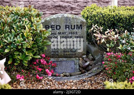 Aintree Racecourse. 8. April 2022. Aintree, Merseyside, England: Grand National Festival, Tag 2: Das Grab des dreimaligen Grand National Gewinners Red Rum von der Aintree, die ihren Posten beendete. Kredit: Aktion Plus Sport/Alamy Live Nachrichten Stockfoto