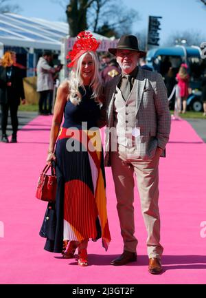 Aintree Racecourse. 8. April 2022. Aintree, Merseyside, England: Grand National Festival, Tag 2: Racegoers posieren für Fotografen am zweiten Tag des Grand National Meetings auf der Aintree Racecourse in Liverpool, England am 8.. April 2022. Der zweite Tag des dreitägigen Grand National Meetings wird traditionell als Ladies Day bezeichnet. Kredit: Aktion Plus Sport/Alamy Live Nachrichten Stockfoto