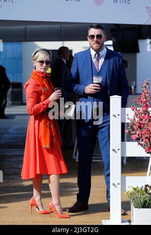 Aintree Racecourse. 8. April 2022. Aintree, Merseyside, England: Grand National Festival, Tag 2: Racegoers posieren für Fotografen am zweiten Tag des Grand National Meetings auf der Aintree Racecourse in Liverpool, England am 8.. April 2022. Der zweite Tag des dreitägigen Grand National Meetings wird traditionell als Ladies Day bezeichnet. Kredit: Aktion Plus Sport/Alamy Live Nachrichten Stockfoto