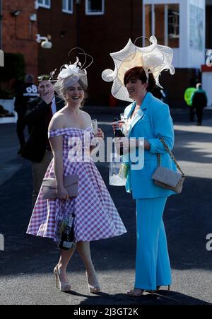 Aintree Racecourse. 8. April 2022. Aintree, Merseyside, England: Grand National Festival, Tag 2: Am zweiten Tag des Grand National Meetings auf der Aintree Racecourse in Liverpool, England, am 8.. April 2022 posieren Damen für Fotografen. Der zweite Tag des dreitägigen Grand National Meetings wird traditionell als Ladies Day bezeichnet. Kredit: Aktion Plus Sport/Alamy Live Nachrichten Stockfoto