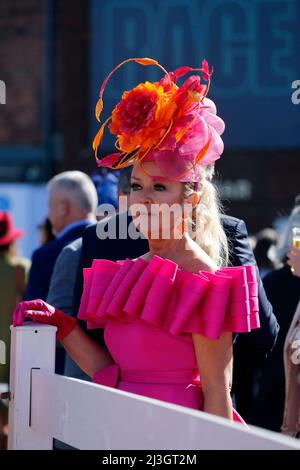 Aintree Racecourse. 8. April 2022. Aintree, Merseyside, England: Grand National Festival, Tag 2: Am zweiten Tag des Grand National Meetings am 8.. April 2022 trifft ein Rennfahrer auf der Aintree Racecourse in Liverpool, England, ein. Der zweite Tag des dreitägigen Grand National Meetings wird traditionell als Ladies Day bezeichnet. Kredit: Aktion Plus Sport/Alamy Live Nachrichten Stockfoto