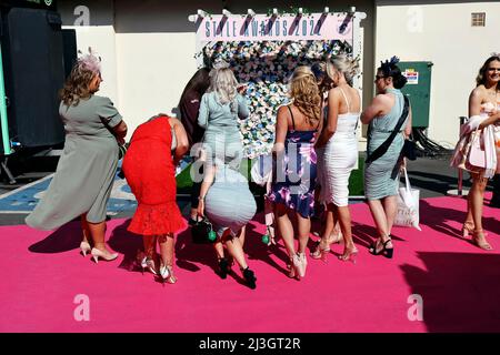 Aintree Racecourse. 8. April 2022. Aintree, Merseyside, England: Grand National Festival, Tag 2: Am zweiten Tag des Grand National Meetings auf der Aintree Racecourse in Liverpool, England, am 8.. April 2022 warten Damen darauf, für Fotografen zu posieren. Der zweite Tag des dreitägigen Grand National Meetings wird traditionell als Ladies Day bezeichnet. Kredit: Aktion Plus Sport/Alamy Live Nachrichten Stockfoto