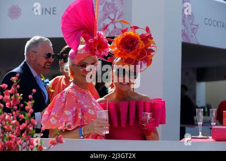 Aintree Racecourse. 8. April 2022. Aintree, Merseyside, England: Grand National Festival, Tag 2: Am zweiten Tag des Grand National Meetings auf der Aintree Racecourse in Liverpool, England, am 8.. April 2022 posieren Damen für Fotografen. Der zweite Tag des dreitägigen Grand National Meetings wird traditionell als Ladies Day bezeichnet. Kredit: Aktion Plus Sport/Alamy Live Nachrichten Stockfoto