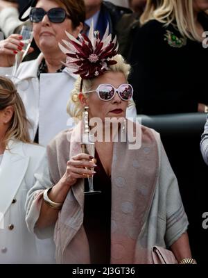 Aintree Racecourse. 8. April 2022. Aintree, Merseyside, England: Grand National Festival, Tag 2: Am zweiten Tag des Grand National Meetings auf der Aintree Racecourse in Liverpool, England am 8.. April 2022 beobachtet eine weibliche Rennfahrerin die Hürde der Betway Top-Novizen. Der zweite Tag des dreitägigen Grand National Meetings wird traditionell als Ladies Day bezeichnet. Kredit: Aktion Plus Sport/Alamy Live Nachrichten Stockfoto
