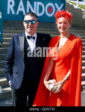 Aintree Racecourse. 8. April 2022. Aintree, Merseyside, England: Grand National Festival, Tag 2: Am zweiten Tag des Grand National Meetings auf der Aintree Racecourse in Liverpool, England, am 8.. April 2022 posieren Rennfahrer für Fotografen. Der zweite Tag des dreitägigen Grand National Meetings wird traditionell als Ladies Day bezeichnet. Kredit: Aktion Plus Sport/Alamy Live Nachrichten Stockfoto