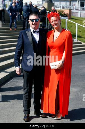 Aintree Racecourse. 8. April 2022. Aintree, Merseyside, England: Grand National Festival, Tag 2: Racegoers posieren für Fotografen am zweiten Tag des Grand National Meetings auf der Aintree Racecourse in Liverpool, England am 8.. April 2022. Der zweite Tag des dreitägigen Grand National Meetings wird traditionell als Ladies Day bezeichnet. Kredit: Aktion Plus Sport/Alamy Live Nachrichten Stockfoto