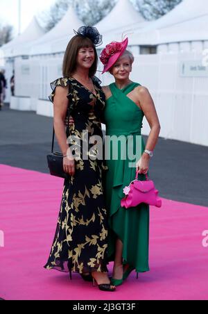 Aintree Racecourse. 8. April 2022. Aintree, Merseyside, England: Grand National Festival, Tag 2: Am zweiten Tag des Grand National Meetings auf der Aintree Racecourse in Liverpool, England, am 8.. April 2022 posieren Damen für Fotografen. Der zweite Tag des dreitägigen Grand National Meetings wird traditionell als Ladies Day bezeichnet. Kredit: Aktion Plus Sport/Alamy Live Nachrichten Stockfoto