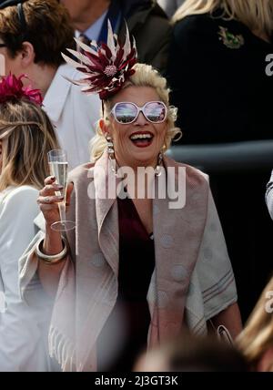 Aintree Racecourse. 8. April 2022. Aintree, Merseyside, England: Grand National Festival, Tag 2: Am zweiten Tag des Grand National Meetings auf der Aintree Racecourse in Liverpool, England am 8.. April 2022 beobachtet eine weibliche Rennfahrerin die Hürde der Betway Top-Novizen. Der zweite Tag des dreitägigen Grand National Meetings wird traditionell als Ladies Day bezeichnet. Kredit: Aktion Plus Sport/Alamy Live Nachrichten Stockfoto