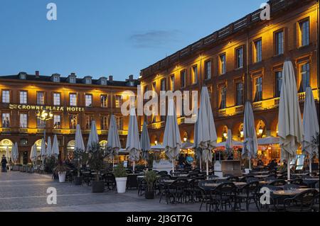Frankreich, Haute Garonne (31) Toulouse, Place du Capitole in der Abenddämmerung und die Restaurantterrassen Stockfoto