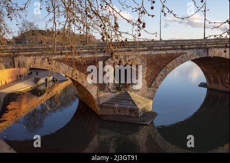 Frankreich, Haute Garonne (31) Toulouse, der Quai de Tounis am Ufer der Garonne und die Pont Neuf bei Sonnenuntergang Stockfoto