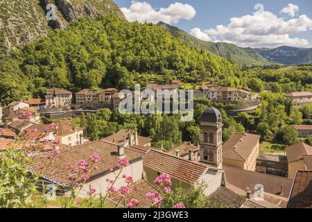 Frankreich, Isere (38), Vercors Regional Nature Park, Pont en Royans, die Häuser, die auf der Klippe über dem Fluss Bourne hängen Stockfoto