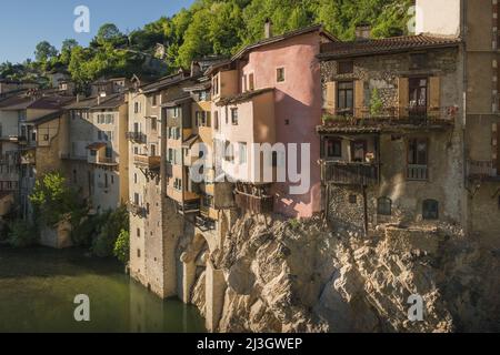 Frankreich, Isere (38), Vercors Regional Nature Park, Pont en Royans, die Häuser, die auf der Klippe über dem Fluss Bourne hängen Stockfoto