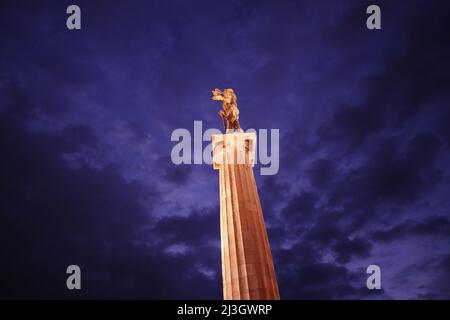 BELGRAD, SERBIEN - 19. JULI 2018: "Sieger"-Denkmal gegen bewölkten Himmel in der Dämmerung in Belgrad, Serbien Stockfoto