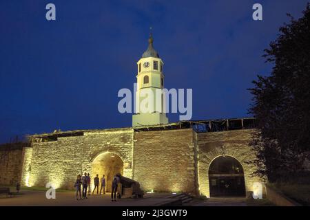 BELGRAD, SERBIEN - 19. JULI 2018: Uhrturm und Stambol-Tor in der Festung Kalemegdan in der Nacht Stockfoto