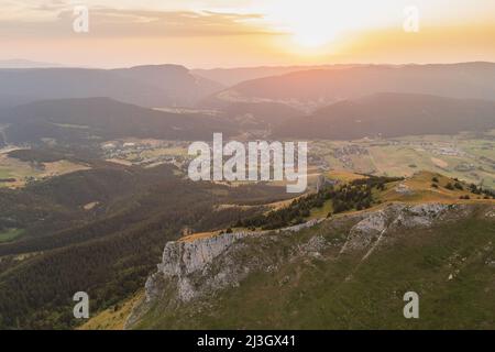 Frankreich, Isere, regionaler Naturpark Vercors, Villard de Lans, Panorama von Villard de Lans vom Roc Cornafion-Hochplateau (2049m) (Luftaufnahme) Stockfoto