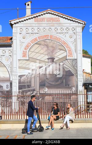 Frankreich, Alpes Maritimes, Mandelieu la Napoule, SNCF-Bahnhof der Strecke von Marseille Saint Charles nach Ventimiglia mit einem Fresko zum Thema Orient Express, das von der Fresco-Werkstatt Produziert wurde, gruppieren Sie Jugendliche mit einem Roller Stockfoto