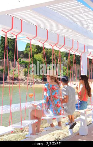 Frankreich, Alpes Maritimes, Mandelieu la Napoule, Aperitif in der Dolce Farniente Bar mit im Hintergrund das Schloss, das zu Beginn des 20.. Jahrhunderts vom amerikanischen Ehepaar Henry und Marie Clews weitgehend umgebaut wurde und heute das Clews Centre for the Arts beherbergt Stockfoto