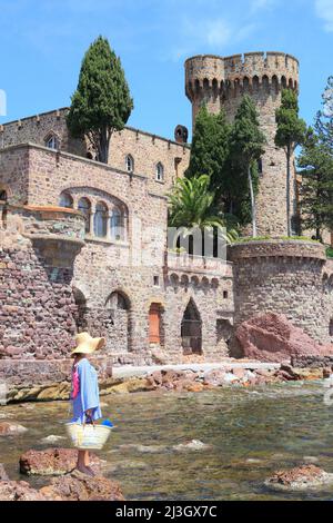 Frankreich, Alpes Maritimes, Mandelieu la Napoule, junges Mädchen vor dem Schloss, das zu Beginn des 20.. Jahrhunderts vom amerikanischen Ehepaar Henry und Marie Clews, das heute das Clews Centre for the Arts beherbergt, weitgehend umgebaut wurde Stockfoto