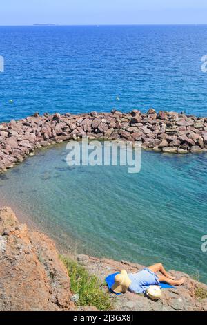 Frankreich, Alpes Maritimes, Mandelieu la Napoule, La Rague Strand mit Wellenbrecher, Sonnenbaden mit den Lérins Inseln im Hintergrund Stockfoto