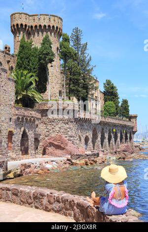 Frankreich, Alpes Maritimes, Mandelieu la Napoule, junges Mädchen vor dem Schloss, das zu Beginn des 20.. Jahrhunderts vom amerikanischen Ehepaar Henry und Marie Clews, das heute das Clews Centre for the Arts beherbergt, weitgehend umgebaut wurde Stockfoto