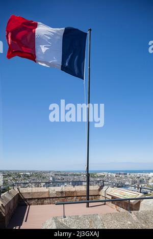 Frankreich, Manche (50), Cotentin, Cherbourg-Octeville, Fort du Roule, Militärmuseum mit Panoramablick auf die Stadt und das Meer Stockfoto