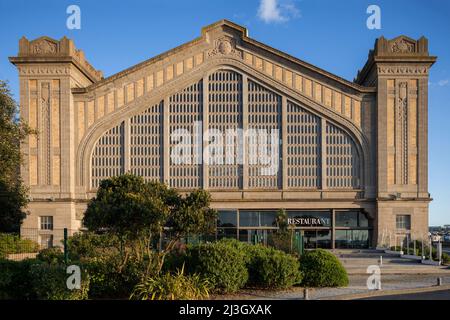 Frankreich, Manche, Cotentin, Cherbourg-Octeville, Fassade des ehemaligen transatlantischen Art-Deco-Passagierterminals, entworfen vom Architekten René Levavasseur, eröffnet 1933 und beherbergt heute die Cité de la Mer, die der Unterwasserforschung gewidmet ist und 2002 eingeweiht wurde Stockfoto