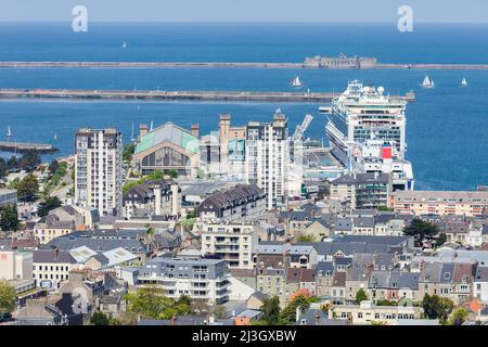 Frankreich, Manche, Cotentin, Cherbourg-Octeville, ehemaliges Passagierterminal für den Seeverkehr, das in ein Museum namens Cité de la Mer und das Kreuzschiff MS Azura der Firma P&O Cruise umgebaut wurde Stockfoto