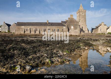 Frankreich, Manche, Cotentin, Portbail, die Kirche Notre-Dame mit ihrem befestigten Glockenturm, der als historisches Denkmal aufgeführt ist, und die Reflexion bei Ebbe Stockfoto