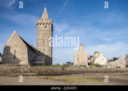 Frankreich, Manche, Cotentin, Portbail, die Kirche Notre-Dame mit ihrem befestigten Glockenturm, der als historisches Monument eingestuft ist, und das Dorf am Meer Stockfoto