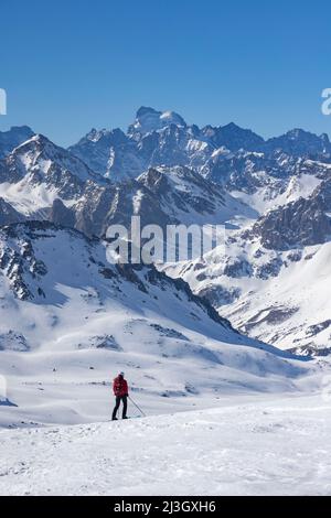 Frankreich, Hautes-Alpes, Névache, Skitourenangriff, Richtung Col des Muandes (2828 m), gesehen auf dem Ecrins-Massiv, der Barre des Ecrins (4102 m) Stockfoto