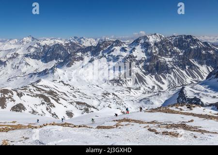 Frankreich, Hautes-Alpes, Névache, Skitourengeher, Abfahrt von Thabor (3178m) in Richtung Etroite-Tal Stockfoto