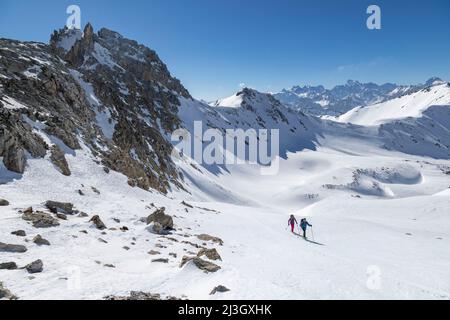 Frankreich, Hautes-Alpes, Névache, Skitourenangriff, Richtung Col de la Chapelle (2943m), gesehen auf dem Ecrins-Massiv, der Barre des Ecrins (4102 m) Stockfoto