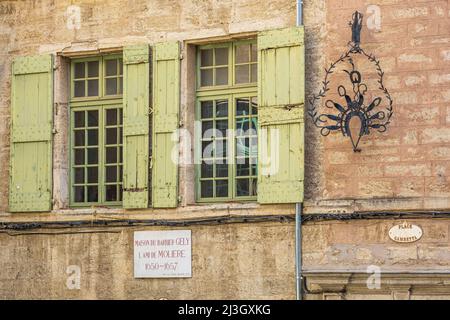 Frankreich, Herault, Pezenas, Gambetta-Platz, Bouquet von Saint-Eloi auf der façade des Hauses des Barbiers Gely, Molieres Freund, in dem das A-Museum untergebracht ist, das Boby Lapointe, dem in Pezenas geborenen Autor, Komponisten und Performer, gewidmet ist Stockfoto