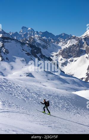 Frankreich, Hautes-Alpes, Névache, Skitourenangriff, Richtung Col des Muandes (2828 m), gesehen auf dem Ecrins-Massiv, der Barre des Ecrins (4102 m) Stockfoto