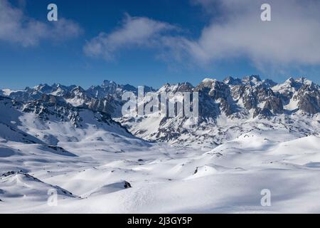 Frankreich, Hautes-Alpes, Névache, Skitourenangriff, Richtung Col des Muandes (2828 m), gesehen auf dem Ecrins-Massiv, der Barre des Ecrins (4102 m) Stockfoto