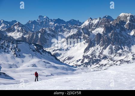 Frankreich, Hautes-Alpes, Névache, Skitourenangriff, Richtung Col des Muandes (2828 m), gesehen auf dem Ecrins-Massiv, der Barre des Ecrins (4102 m) Stockfoto