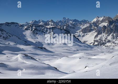 Frankreich, Hautes-Alpes, Névache, Skitourenangriff, Richtung Col des Muandes (2828 m), gesehen auf dem Ecrins-Massiv, der Barre des Ecrins (4102 m) Stockfoto