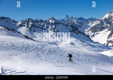 Frankreich, Hautes-Alpes, Névache, Skitourenangriff, Richtung Col des Muandes (2828 m), gesehen auf dem Ecrins-Massiv, der Barre des Ecrins (4102 m) Stockfoto