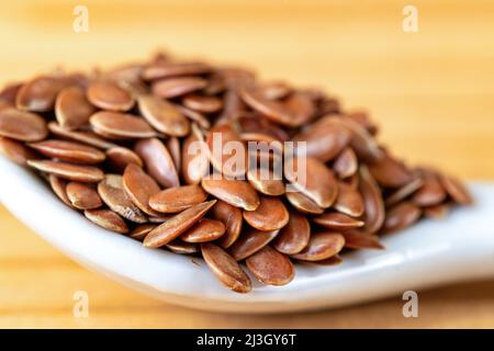 Makro von Leinsamen auf einem hölzernen Hintergrund. Stockfoto