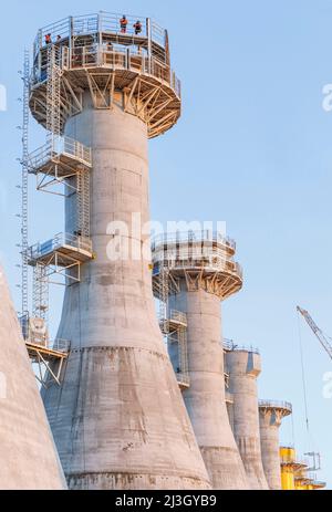 Frankreich, seine-Maritime (76), Le Havre, Bougainville Wharf, Bau der schwerkraftbasierten Strukturen, die für den Offshore-Windpark von Fécamp entwickelt wurden Stockfoto