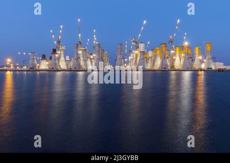 Frankreich, seine-Maritime (76), Le Havre, Bougainville Wharf, Bau der schwerkraftbasierten Strukturen, die für den Offshore-Windpark von Fécamp entwickelt wurden Stockfoto