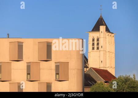 Frankreich, Normandie, Eure, Risle Valley, Pont-Audemer, Bezeichnet die schönsten Umwege Frankreichs, genannt das kleine Venedig der Normandie, Detail eines sozialen Wohngebäudes, das 2012 vom Architekturbüro BMC2 (Arnaud Bical und Laurent Courcier) geliefert wurde, und Kontrast zur Kirche Saint-Ouen (16.. Jahrhundert) im Hintergrund Stockfoto