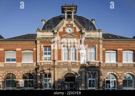 Frankreich, Normandie, Eure (27), Risle Valley, Pont-Audemer, Die ehemalige George Sand Mädchenschule, die 1882 vom Architekten Leclerq erbaut und 2011 geschlossen wurde, wurde als die schönsten Umwege Frankreichs bezeichnet und trägt den Spitznamen „kleines Venedig der Normandie“. Heute befinden sich hier das Tourismusbüro und eine Musikschule Stockfoto