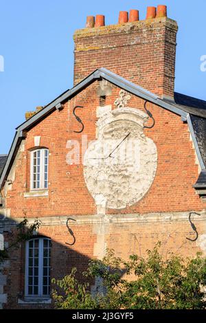 Frankreich, Normandie, Eure (27), Risle Valley, Pont-Audemer, Beschriftet die schönsten Umwege Frankreichs, genannt das kleine Venedig der Normandie, Sonnenuhr an der Fassade eines Hauses Stockfoto