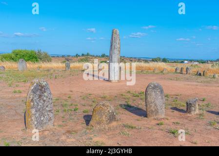 Steinerne Menhire bei Cromeleque de Xerez in Portugal. Stockfoto