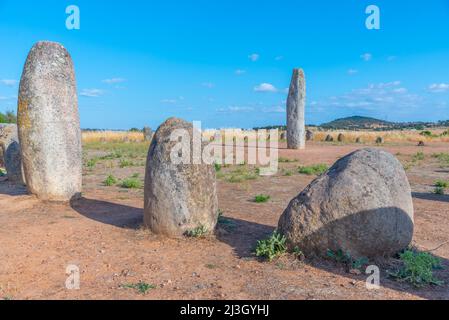 Steinerne Menhire bei Cromeleque de Xerez in Portugal. Stockfoto